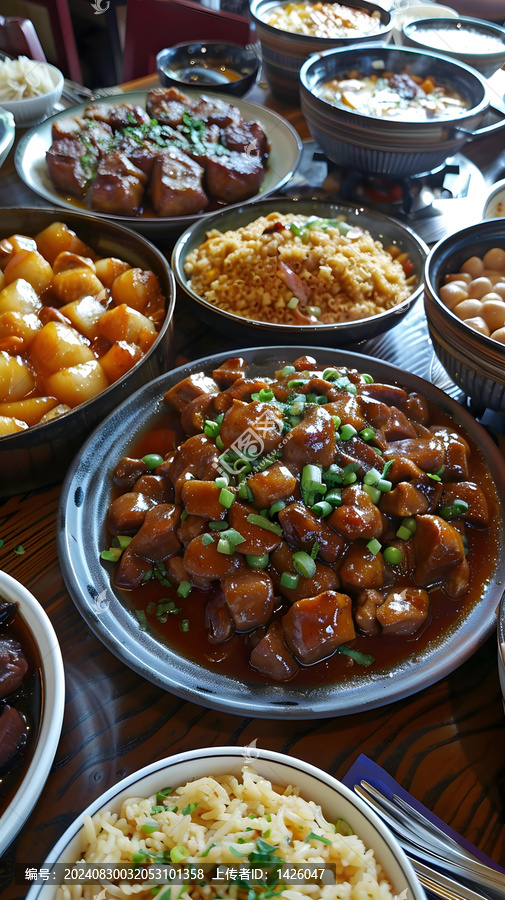 中式美食佳肴擺滿餐桌