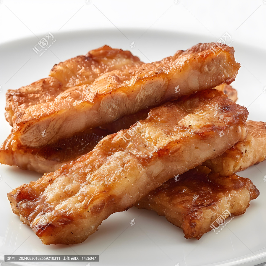 白色盤子里的美味煎豬肉