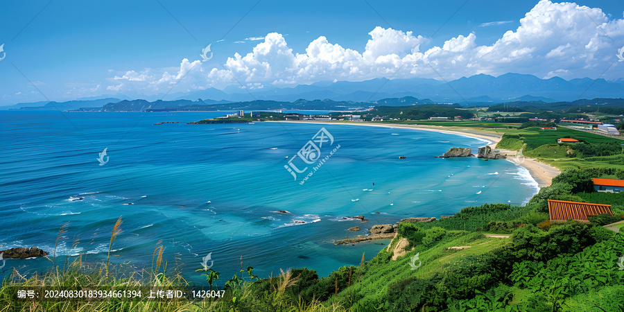蔚藍(lán)海岸線與綠山相映的景色