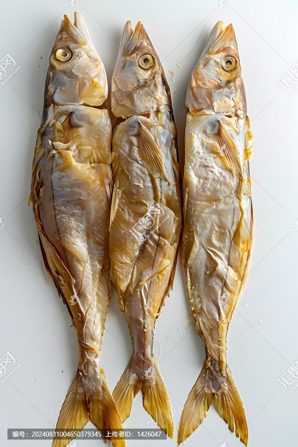 白色背景上的三條咸魚(yú)