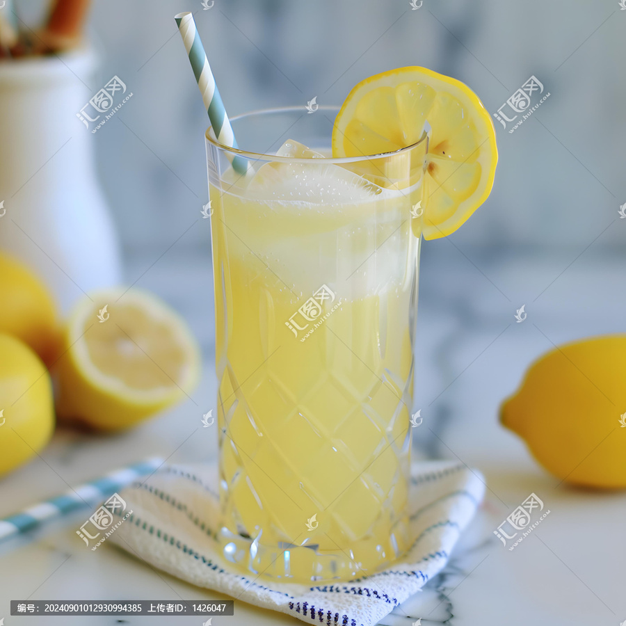 清涼夏日檸檬水，檸檬片和吸管