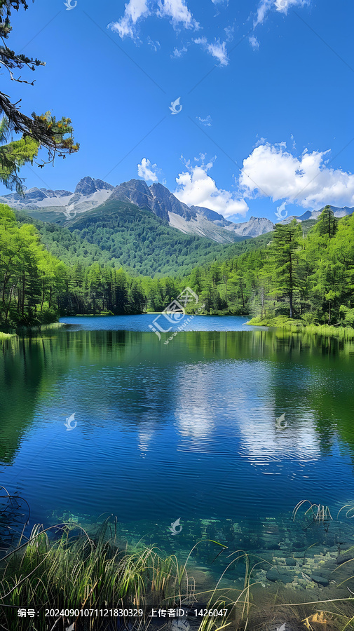 夏季的湖泊和山峰