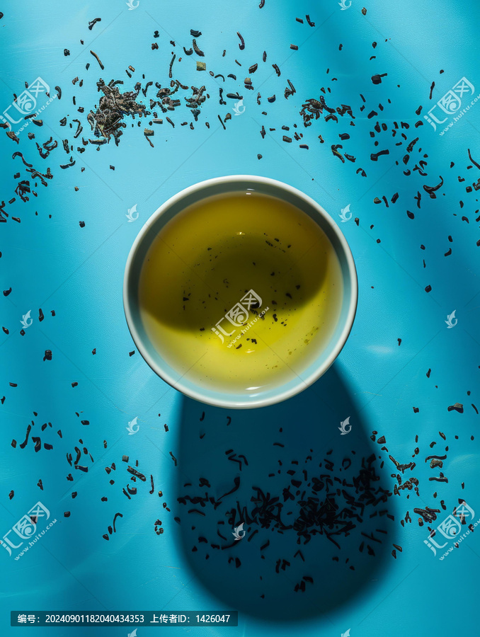 藍底白瓷蓋碗碧螺春茶湯和散落茶葉