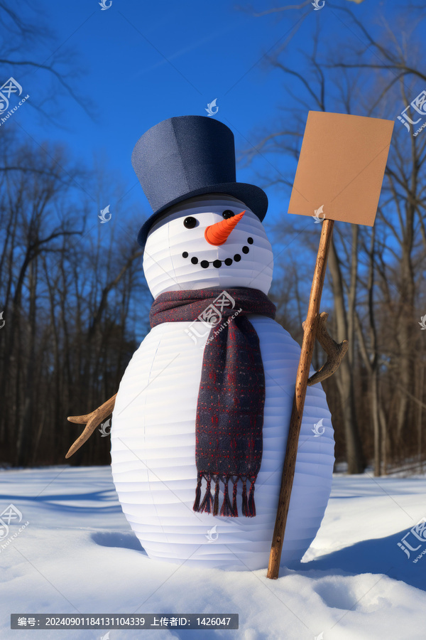 戴藍(lán)帽子紅圍巾的雪人在雪地森林里舉牌