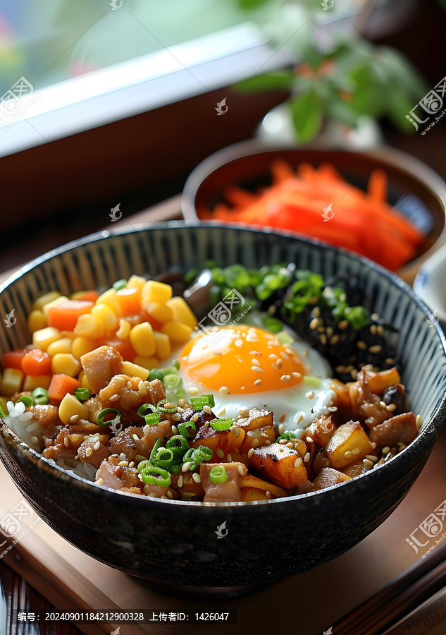 一份美味營養(yǎng)的早餐，有雞蛋、培根和蔬菜