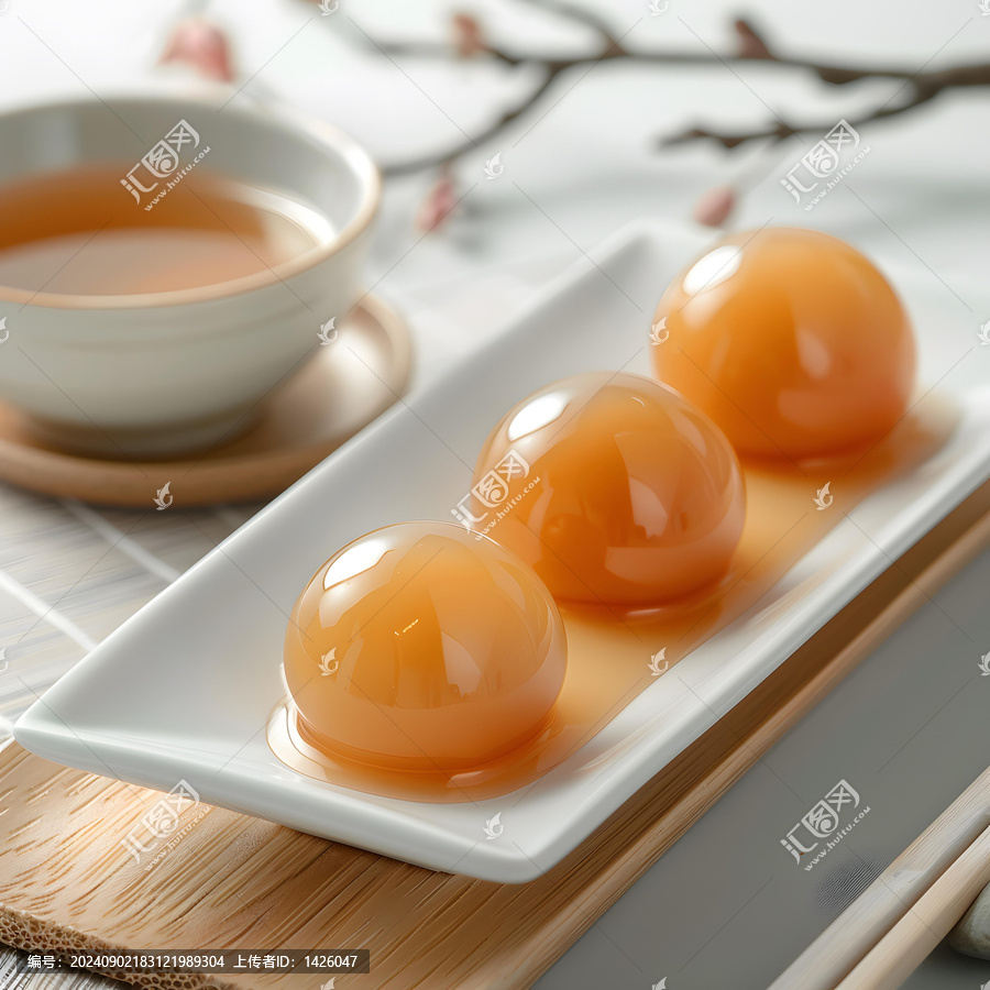 三顆晶瑩剔透的水晶球擺放在白色的盤子上