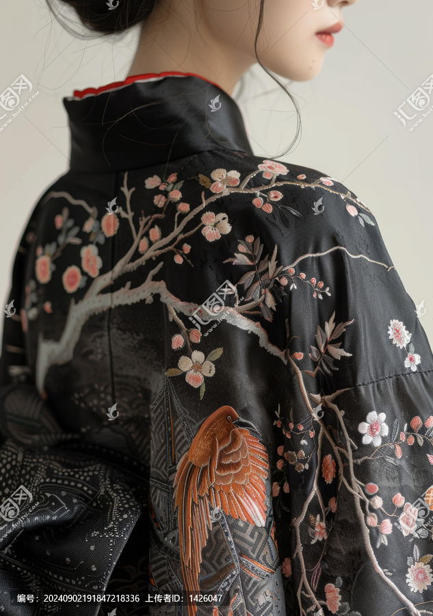 身穿黑色櫻花刺繡和服的女子