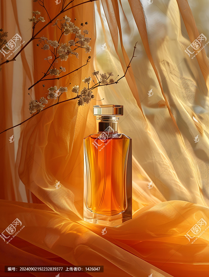橙色布料上優(yōu)雅的香水瓶和花朵