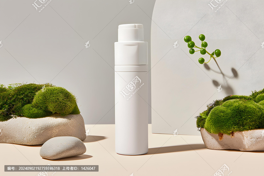 白色化妝品瓶子樣機與苔蘚和石頭