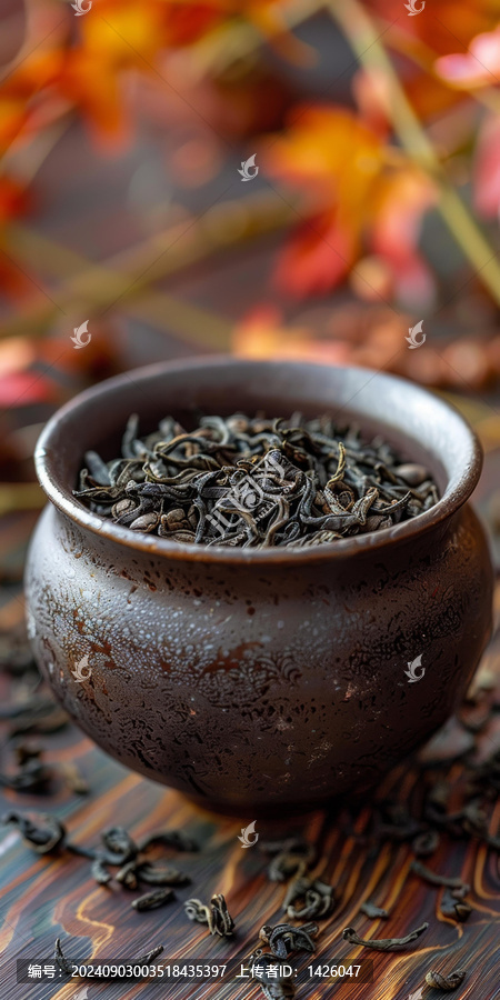 黑茶葉在一個(gè)陶瓷碗里放在木質(zhì)桌子上