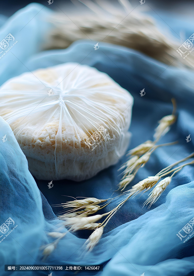 白色蛋糕與小麥和藍(lán)色布料