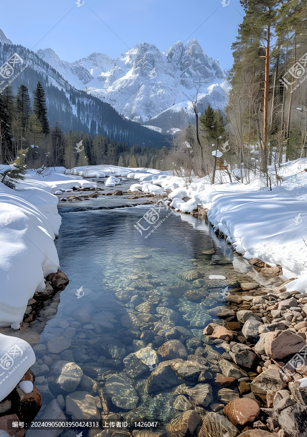 雪山下的清澈河流