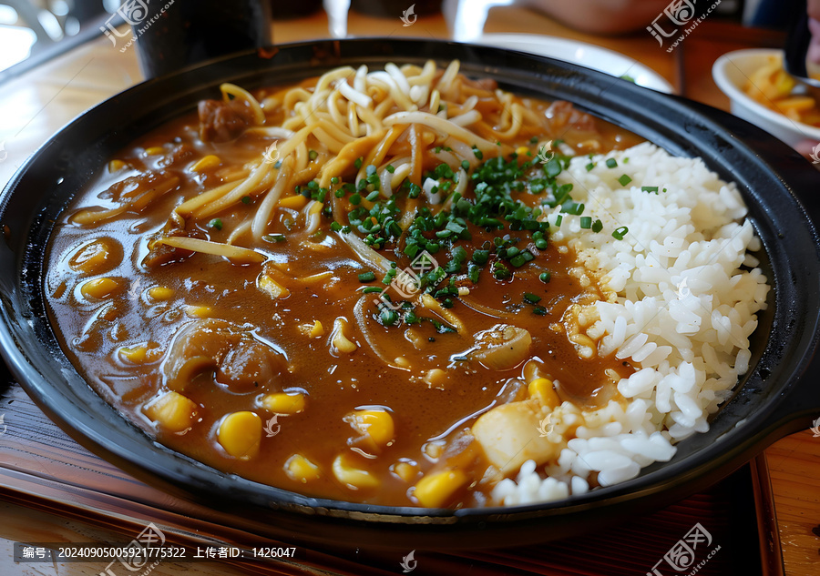 日式咖喱飯，配有玉米，面條和蔥