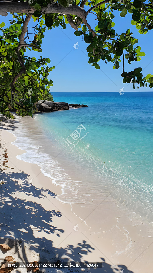 碧藍(lán)海水拍打著潔白沙灘的海邊風(fēng)景