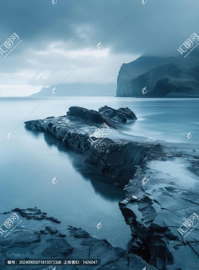 法羅群島巖石海岸在傍晚的燈光下
