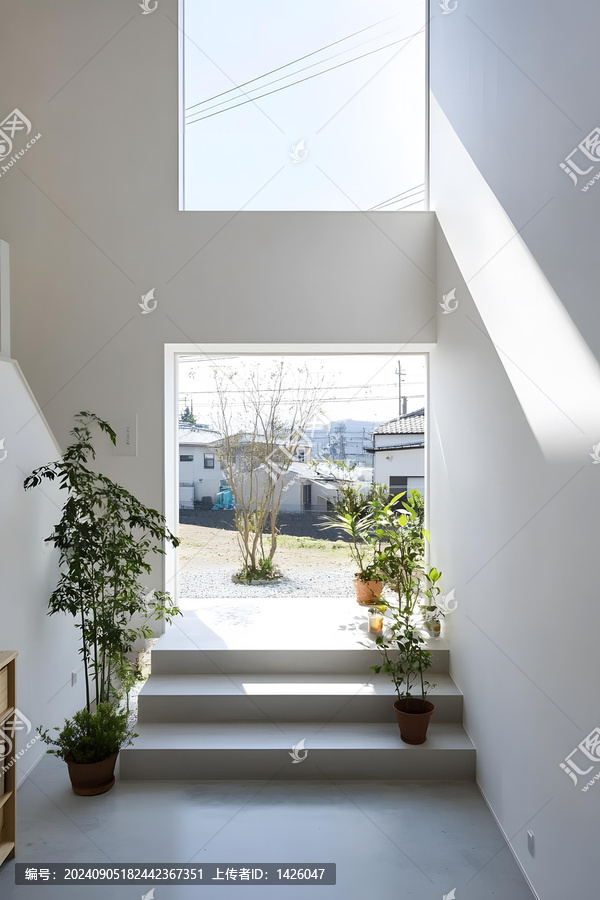 極簡現(xiàn)代日式房屋內(nèi)部設(shè)計，白色墻壁和樓梯通往戶外庭院