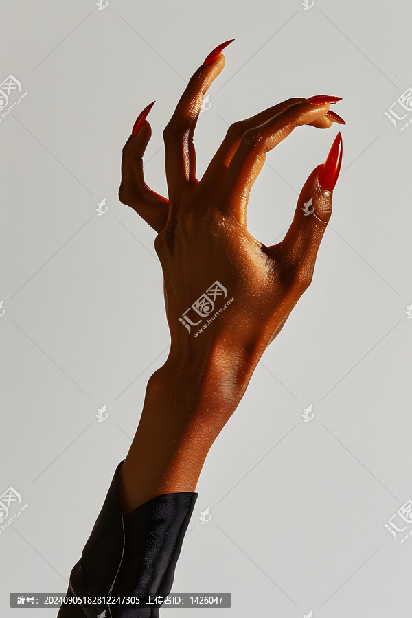 一只手伸出來，指甲很長而且涂著紅色的指甲油
