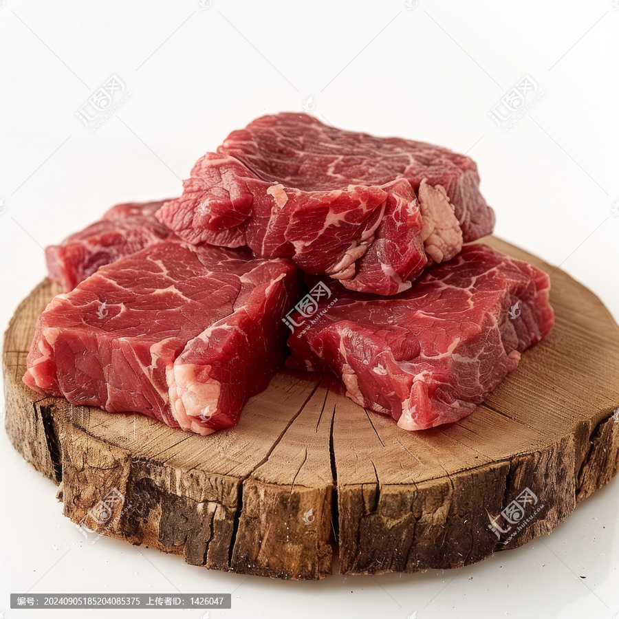 木質(zhì)砧板上擺放的牛里脊肉牛排