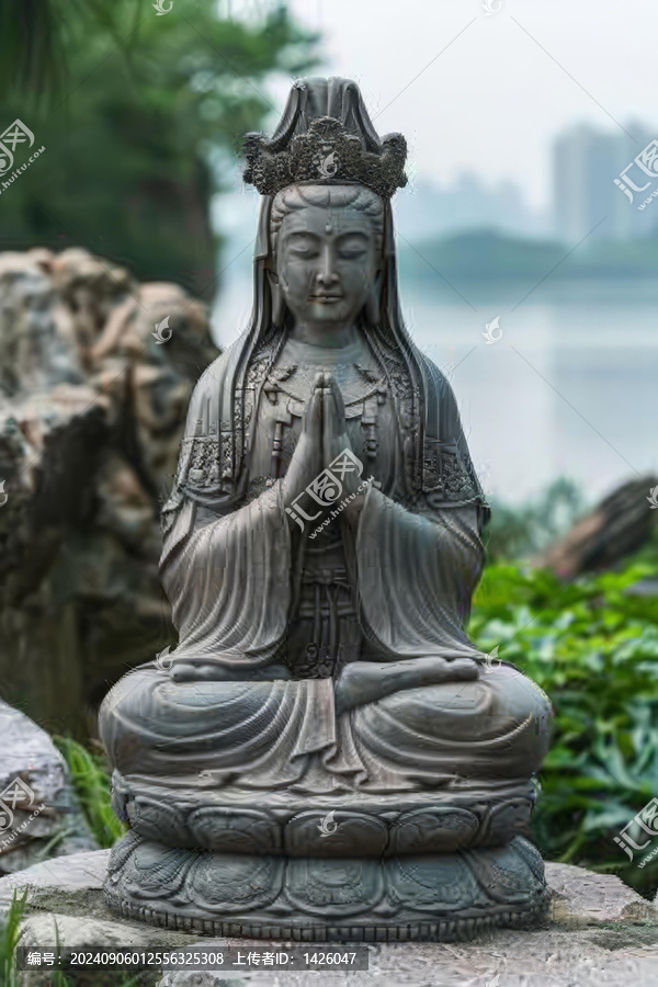 一尊石質(zhì)菩薩像端坐在園林之中