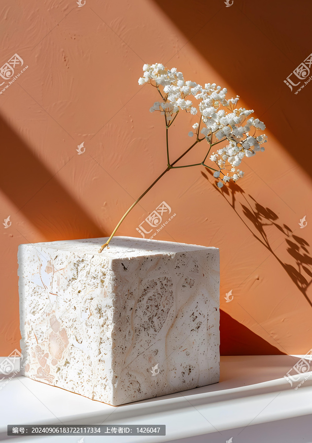 白色花朵在橙色墻壁上的石頭花瓶
