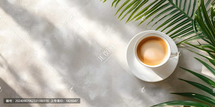 米色背景上咖啡杯和棕櫚葉的俯視圖