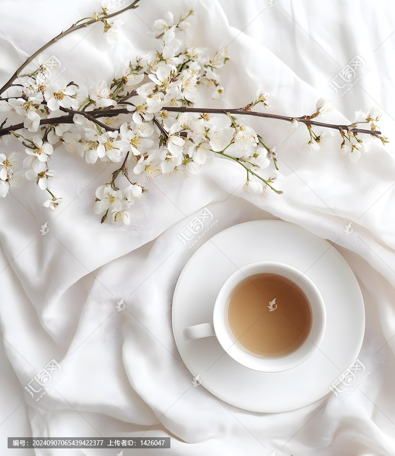 白色布料上的茶杯和花朵