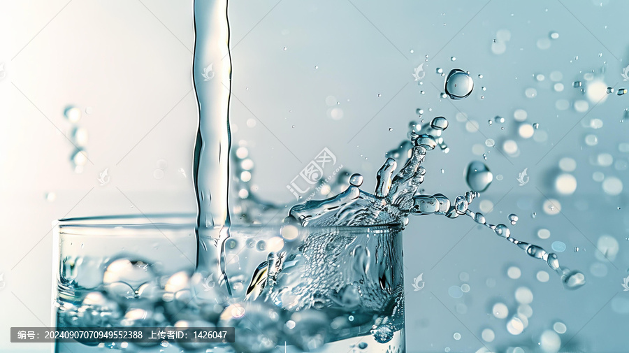 水花四濺的水杯特寫