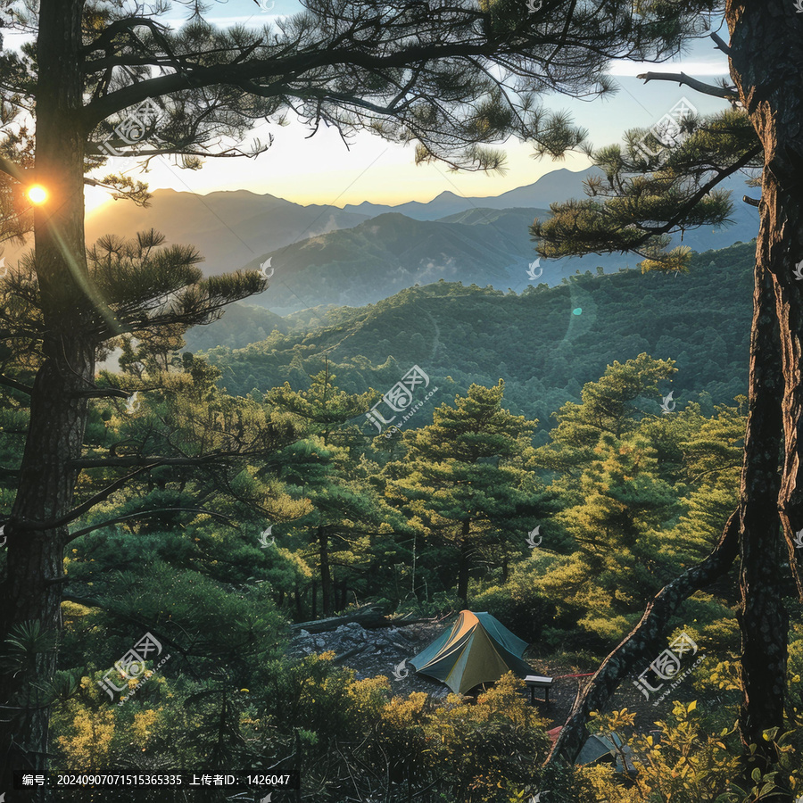 在日出時分在山里露營