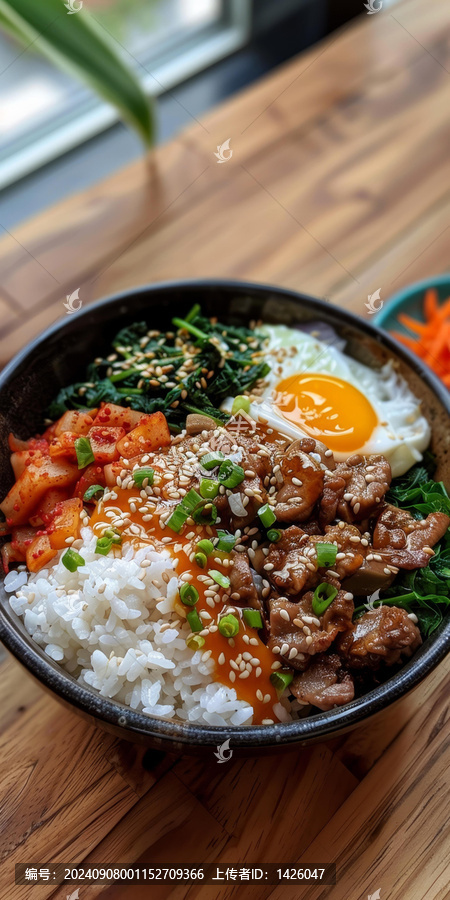 韓式石鍋拌飯配米飯豬肉雞蛋和蔬菜