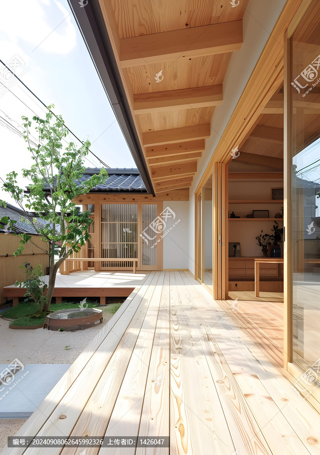 日式風(fēng)格木質(zhì)露臺設(shè)計，推拉門通往室內(nèi)起居空間