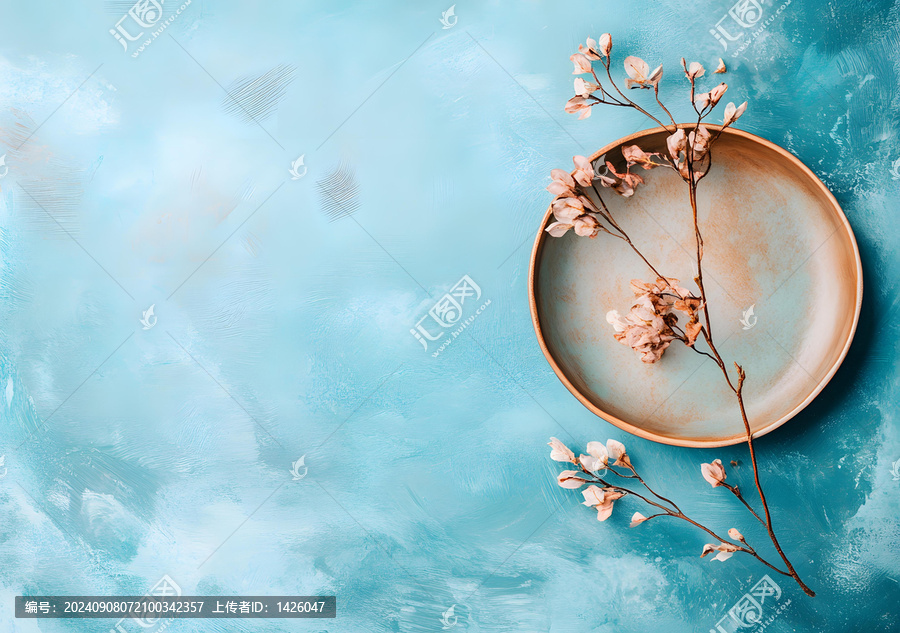 藍(lán)色背景下簡(jiǎn)約花朵與盤(pán)子平鋪