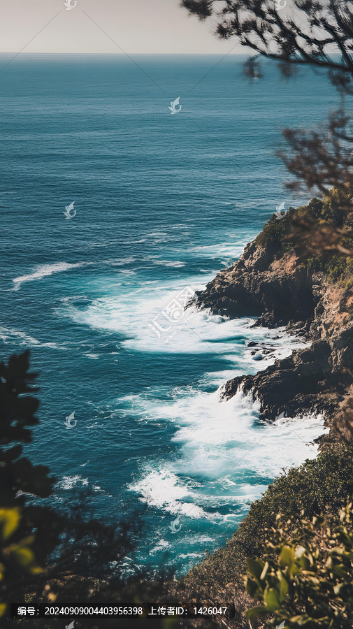海浪拍打巖石海岸