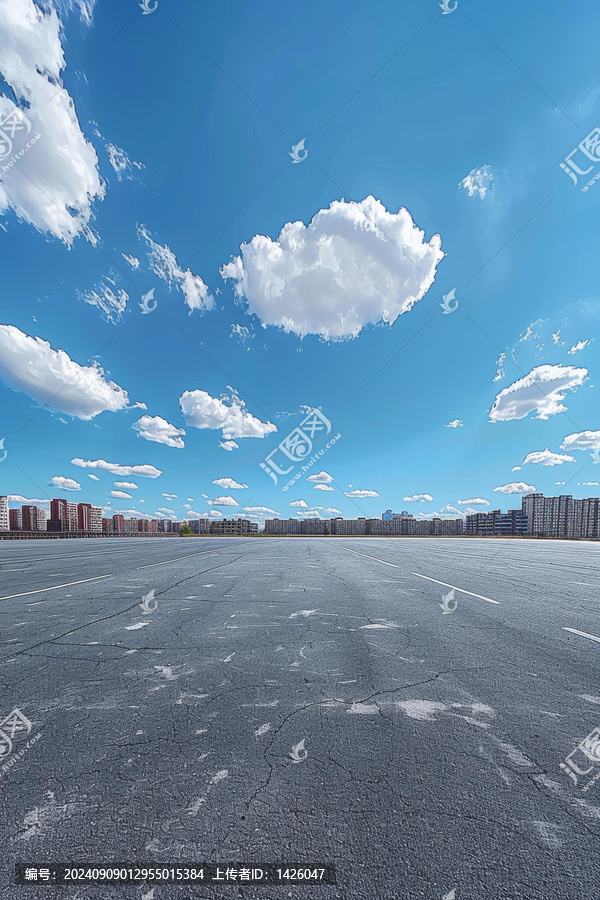 空曠停車場藍天白云