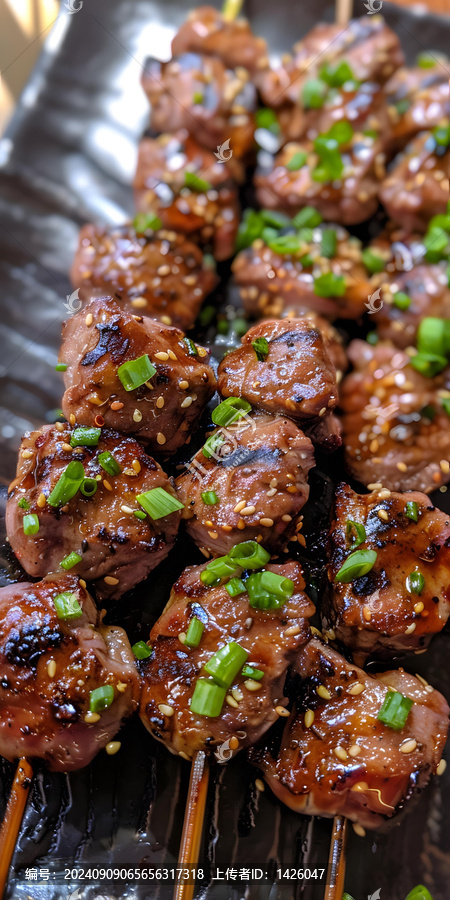 烤牛肉串配芝麻和蔥