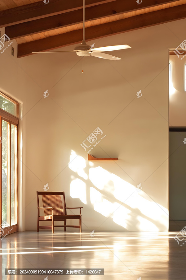 陽光透過窗戶照進(jìn)空曠房間，木質(zhì)橫梁