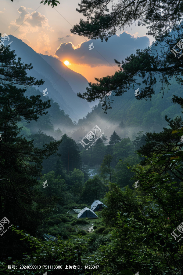 在山谷中露營(yíng)欣賞美麗的日落