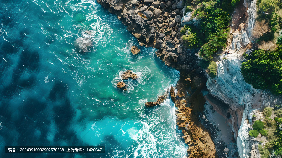 碧藍(lán)海水環(huán)繞巖石海岸線的