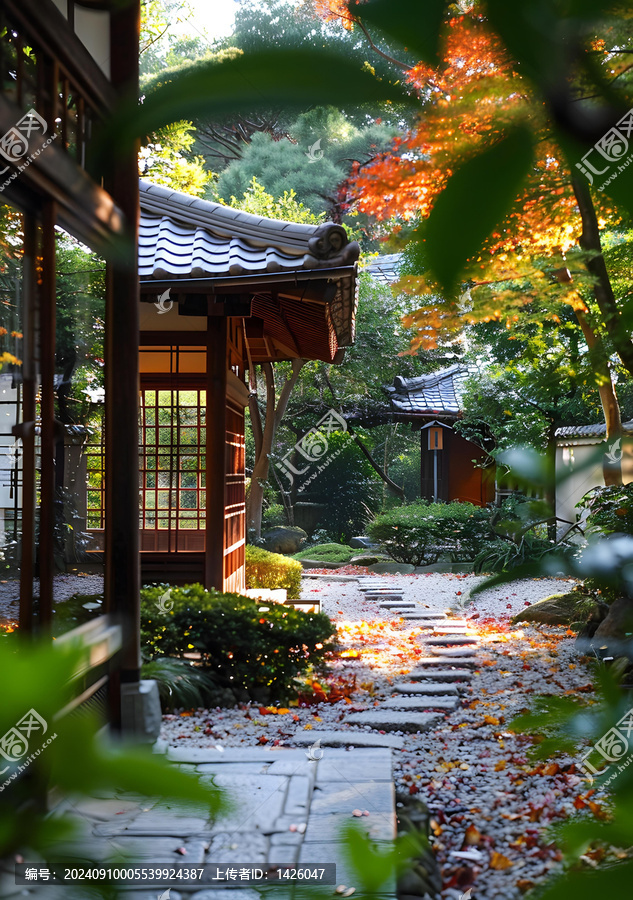 日式庭院石板小路與秋葉