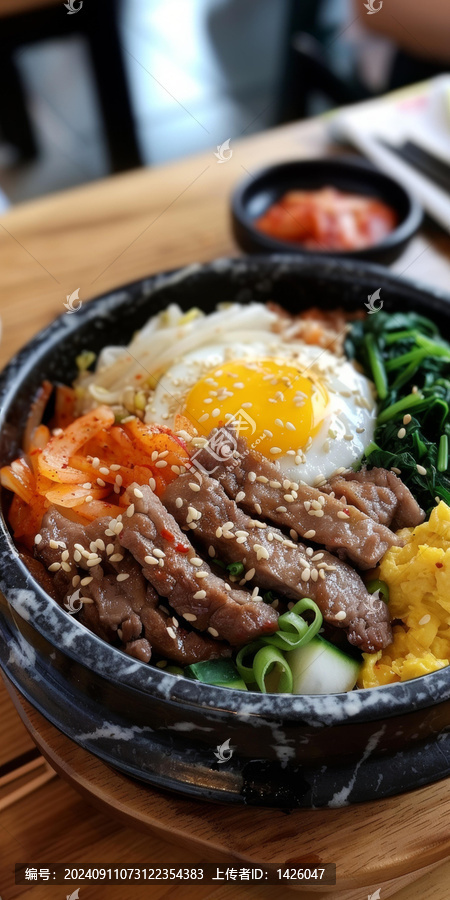 韓式石鍋拌飯配牛肉雞蛋和蔬菜