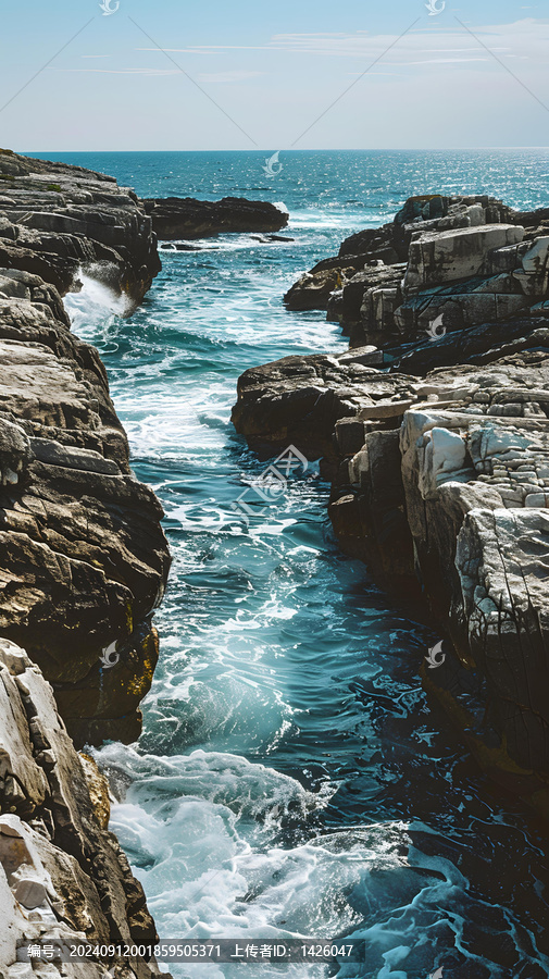海浪拍打巖石的壯麗景色