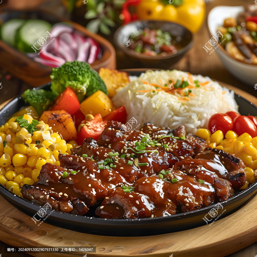 一份美味的米飯、蔬菜和肉的拼盤