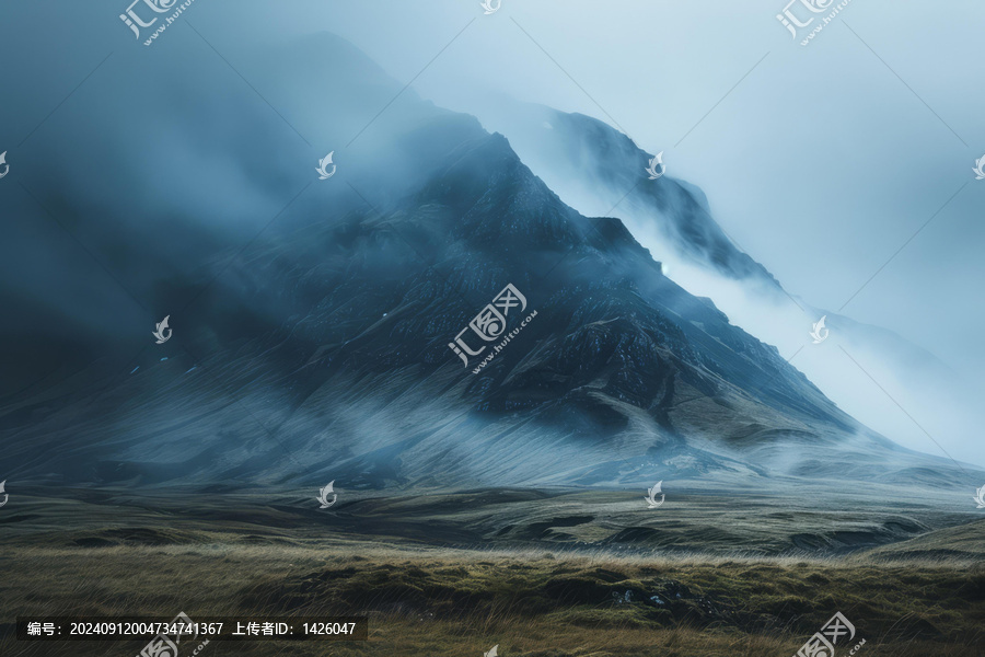 迷霧籠罩的山峰
