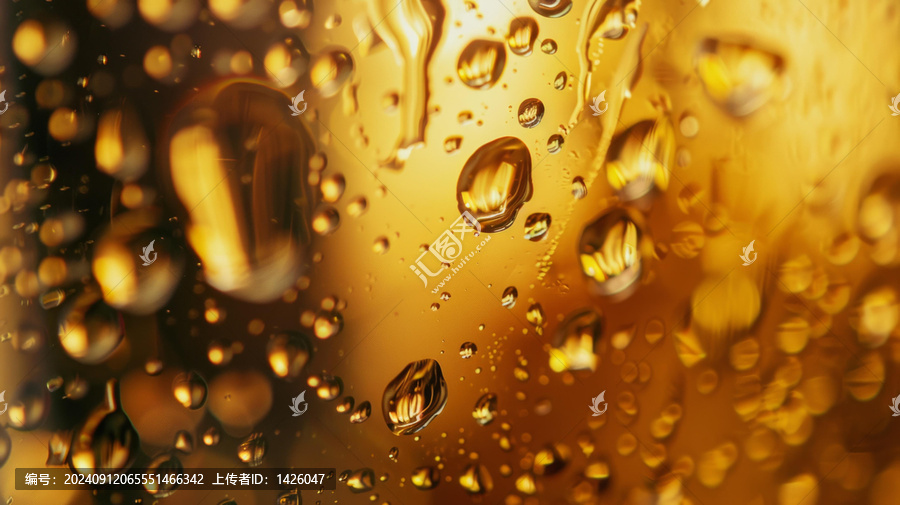水滴在玻璃表面上的特寫背景為金色