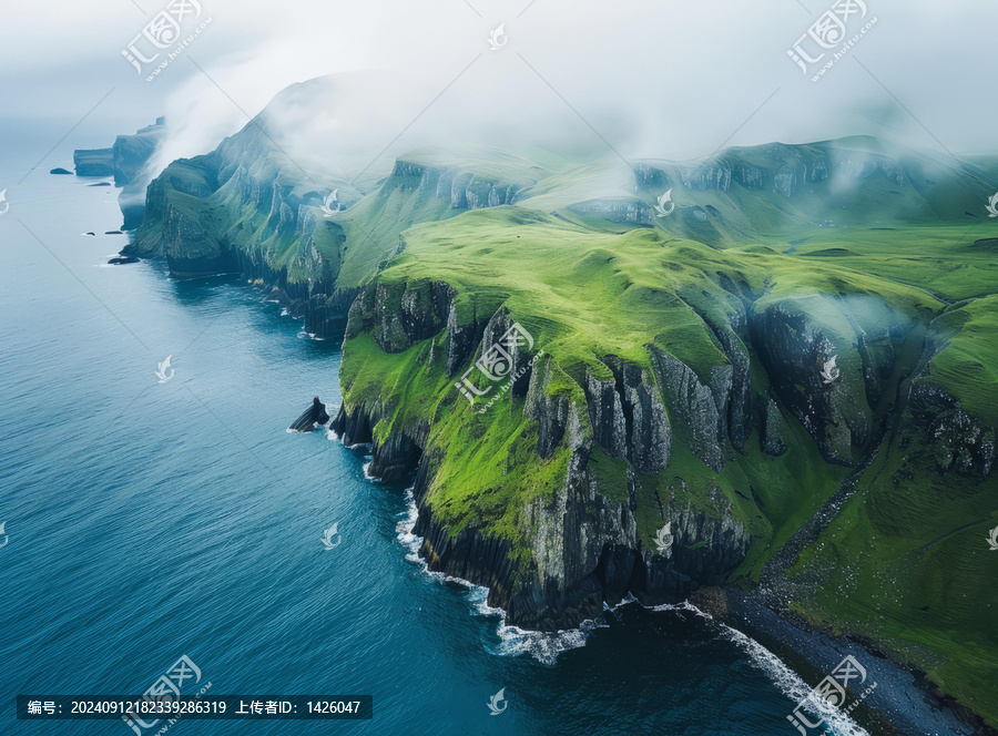 綠山碧海云霧繚繞的巖石海岸