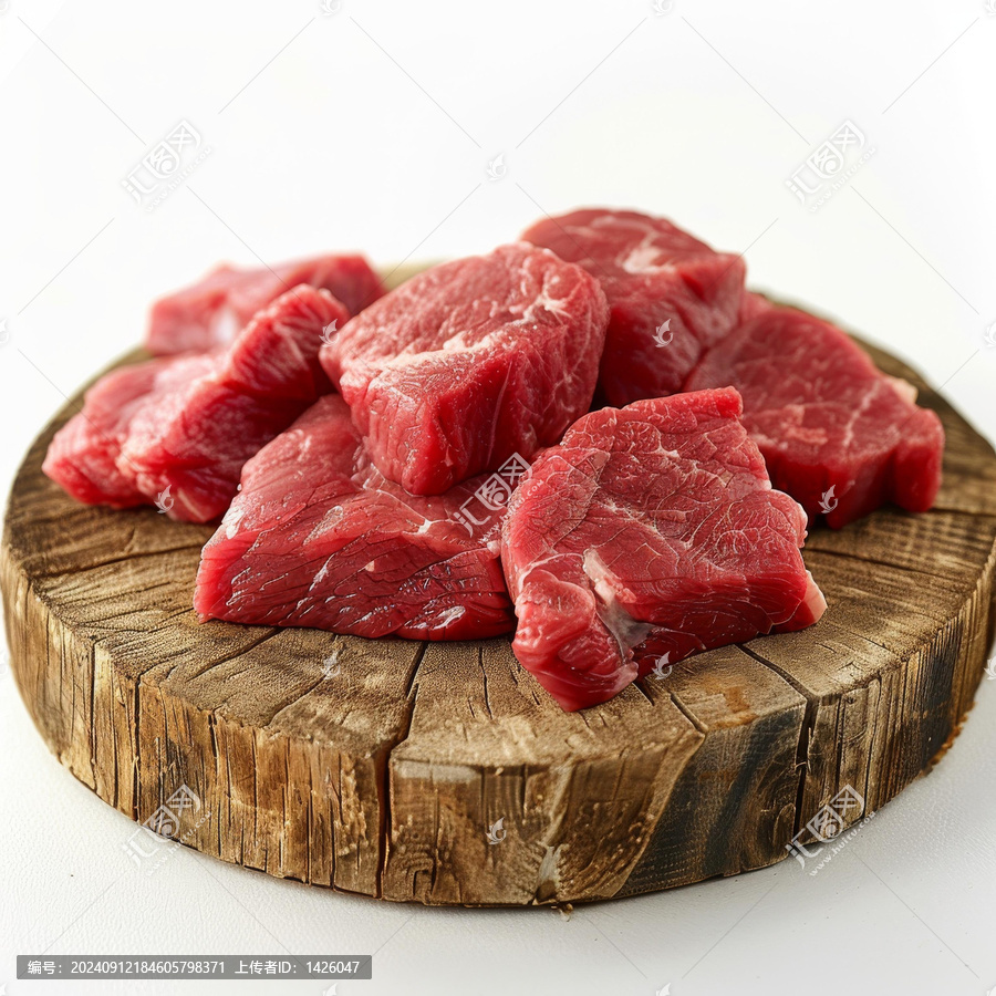 新鮮生牛肉塊放在木板上