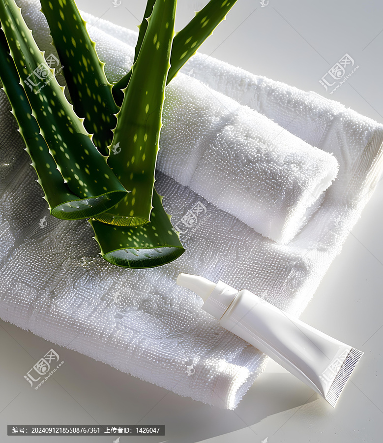蘆薈葉片和白色毛巾上的護(hù)膚霜