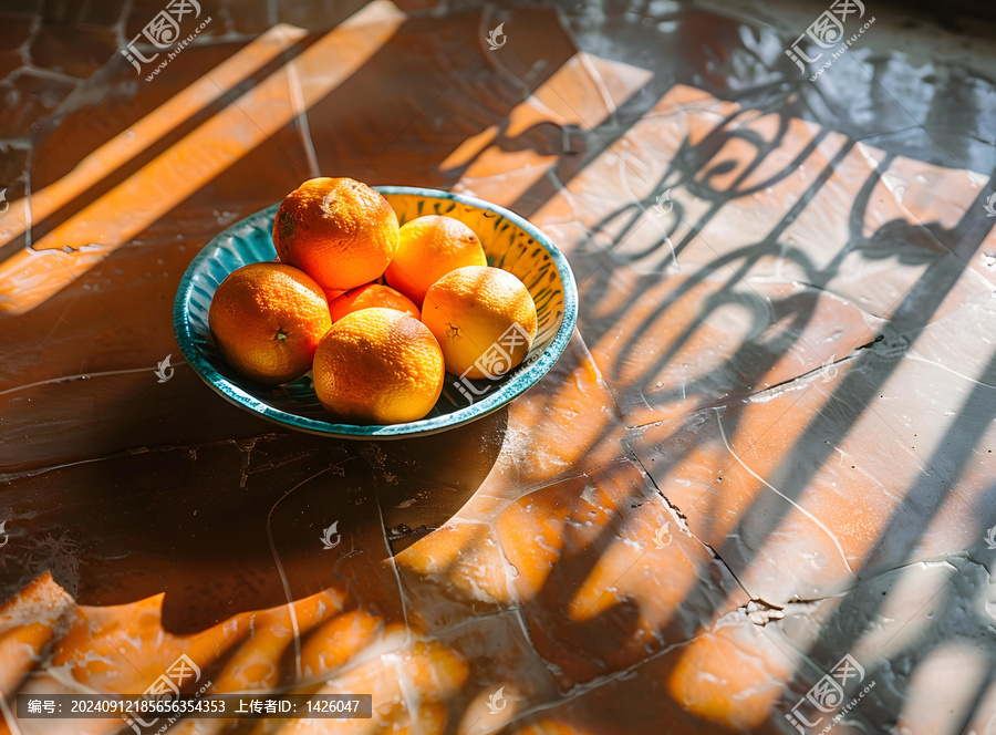 陽(yáng)光下瓷盤里的橙子