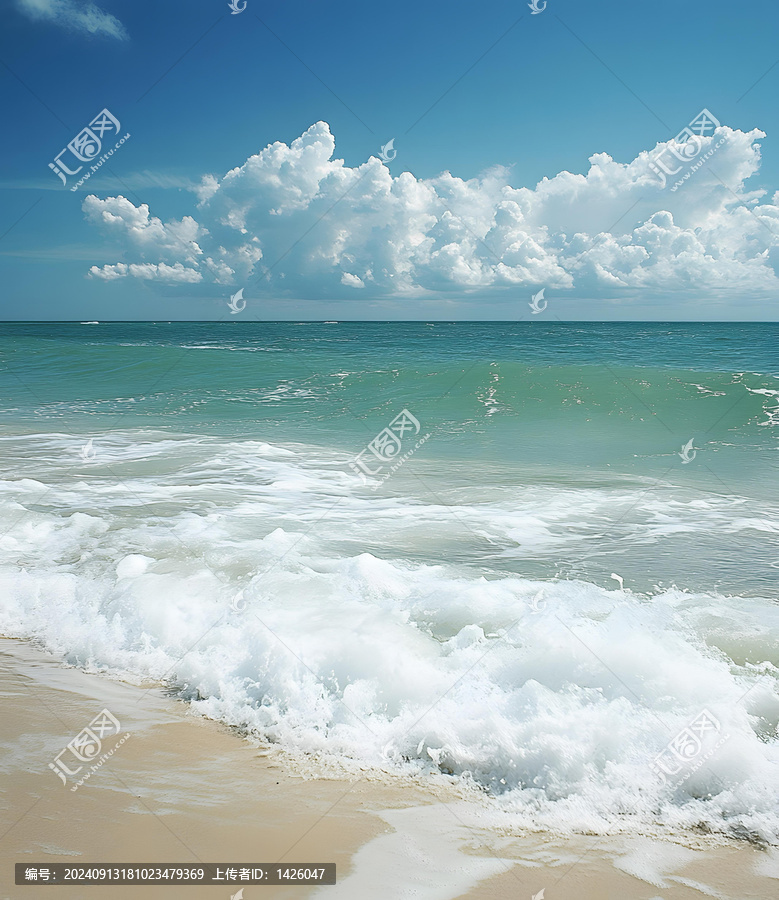 海邊浪花與天空白云