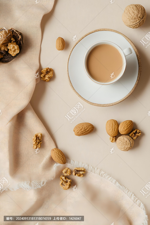 淺色背景上的咖啡杯、杏仁和核桃的極簡主義平鋪