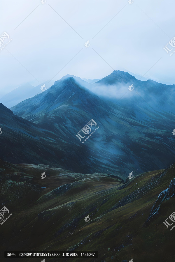 云霧繚繞的山脈景觀
